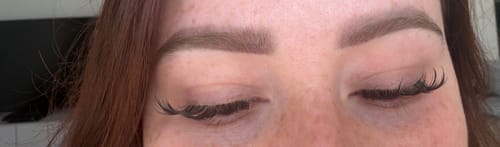 Nahaufnahme einer Kundin mit geschlossenen Augen, die die langen Wimpern aus dem FOXY EYES STARTER KIT trägt.
