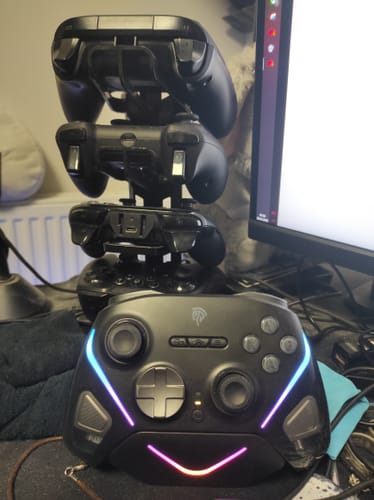 Customer photo review of EasySMX® D10 Multiplatform Gaming Controller - Black Version: TMR Sticks, Trigger Lock and Charging Dock