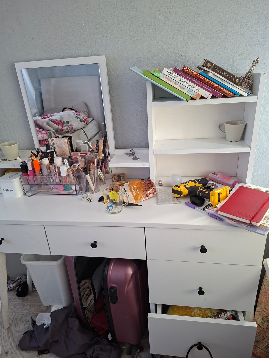 Customer photo review of Rani BJ194 Hollywood Işıklı Aynalı Kulis Makyaj Masası Cam Tablalı 5 Çekmeceli 3 Raflı Takı Düzenleyici Beyaz