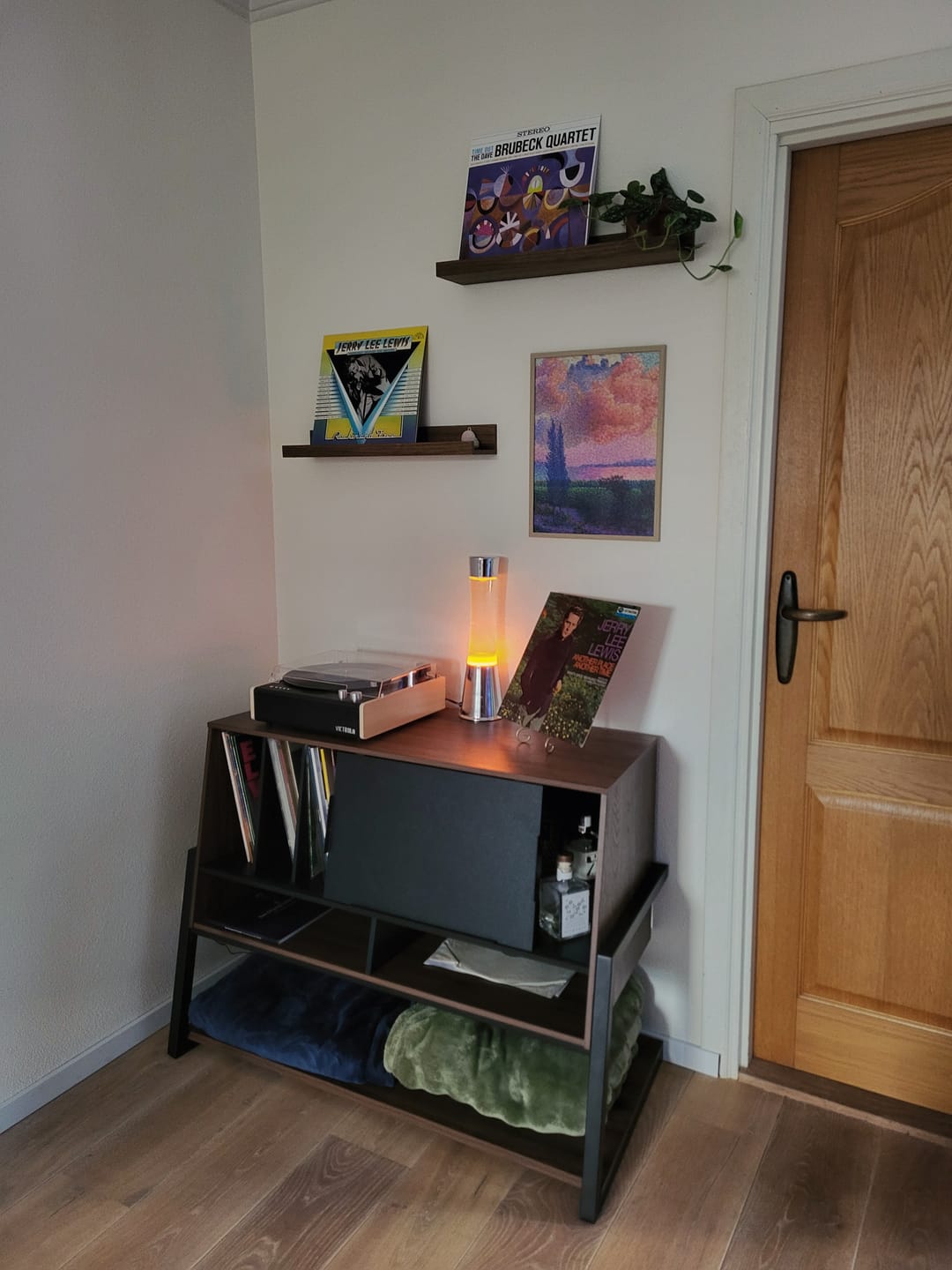 Customer photo review of Eiffel RS10 Record Player Stand