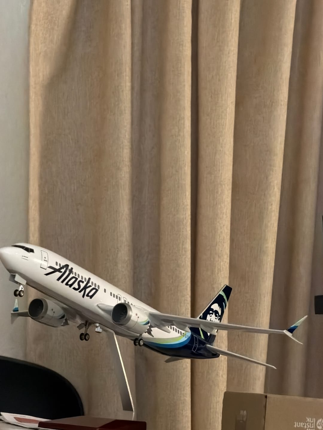Customer photo review of Boeing 737-800 Alaska Airlines 1:85 – 47 cm / 18.5 in – LED Lights