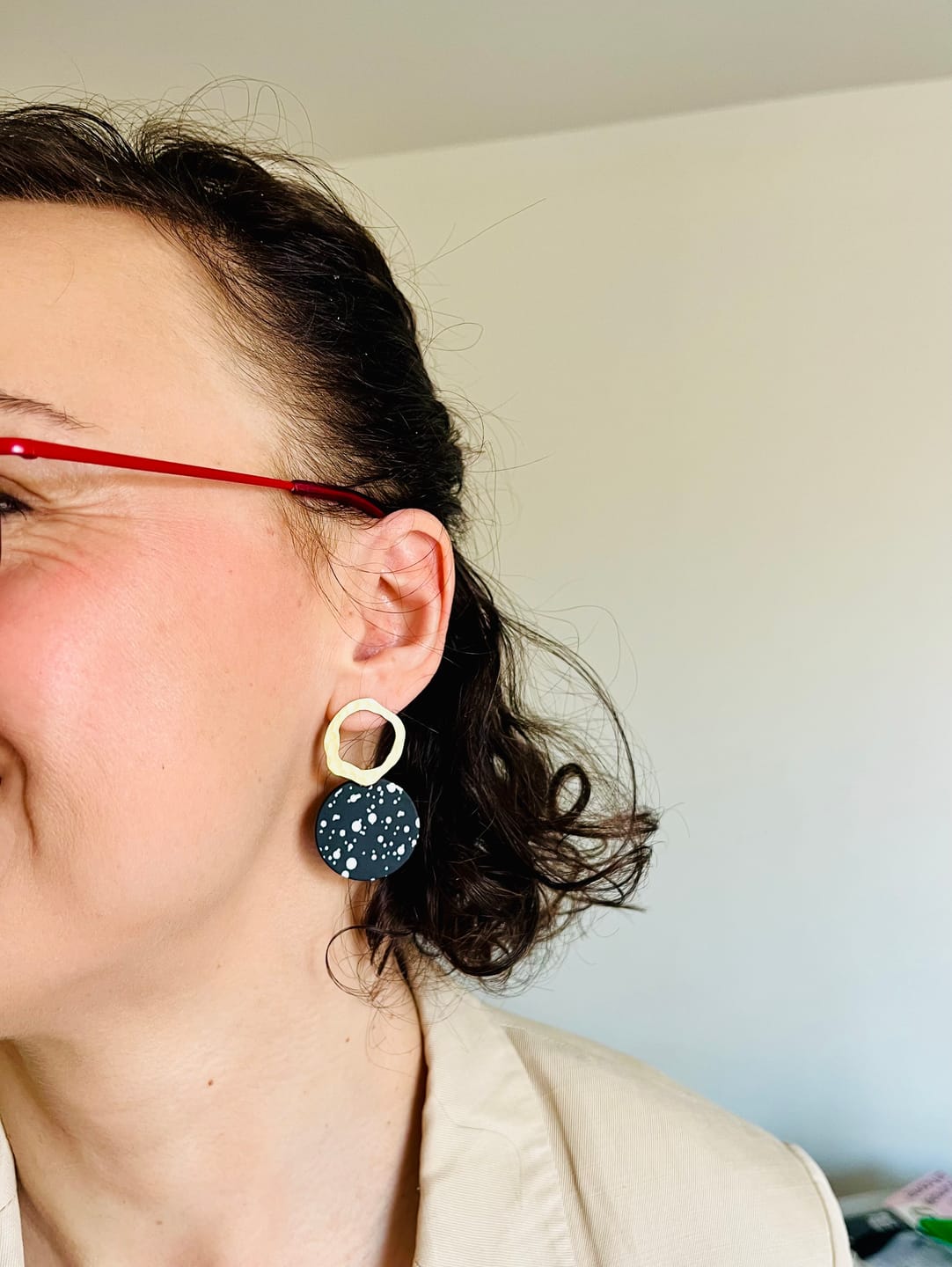 Customer photo review of Moderne geometrische Ohrringe  *HALO DOTTY* schwarz-weiß-gold