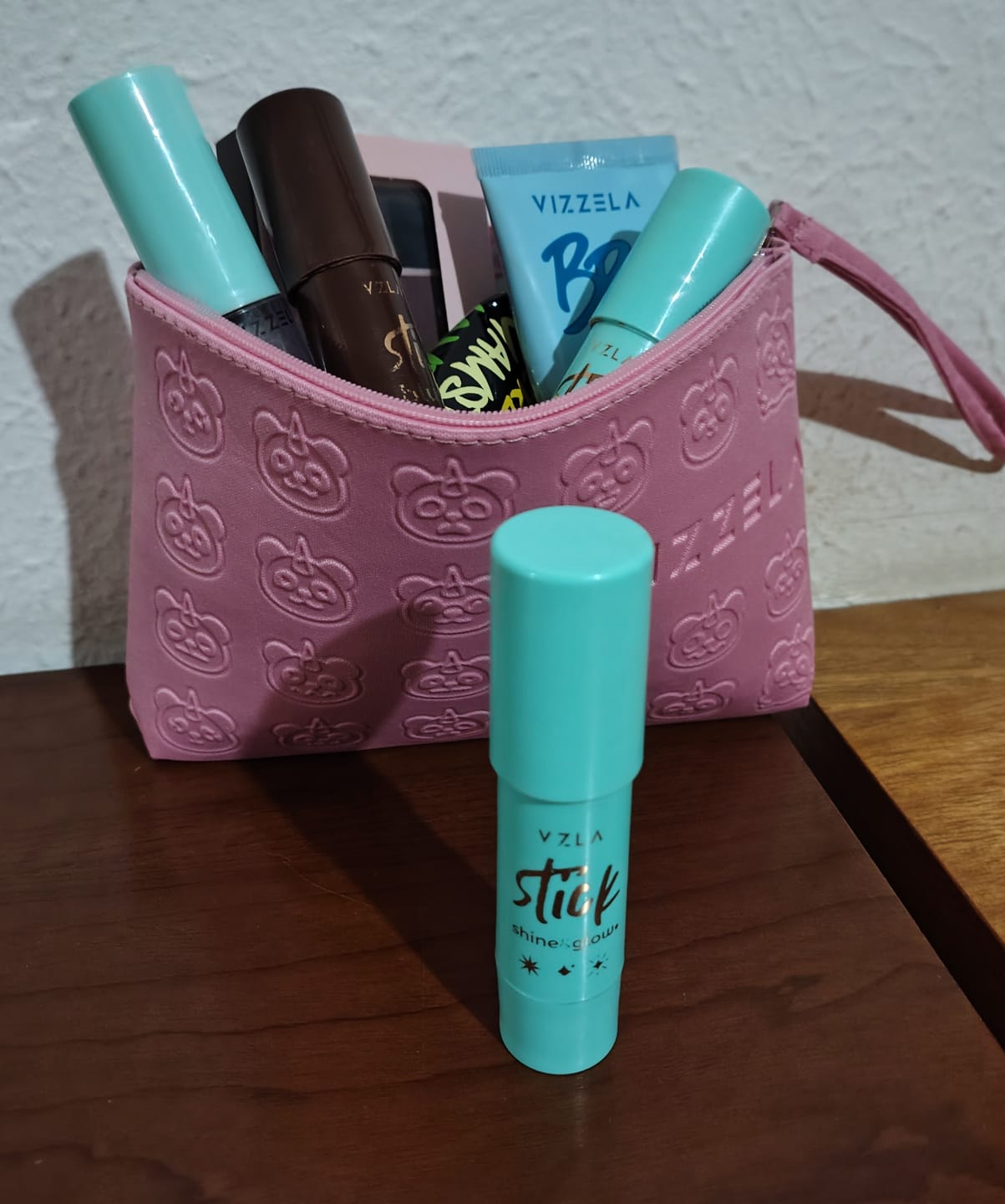 Customer photo review of Shine And Glow – Iluminador Em Stick – Vizzela