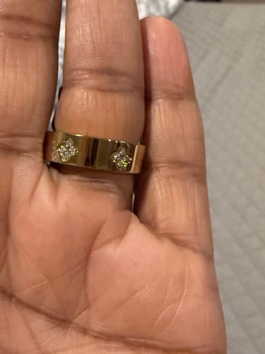 Close-up of a customer wearing the gold Eloise Birthstone Ring on their finger.