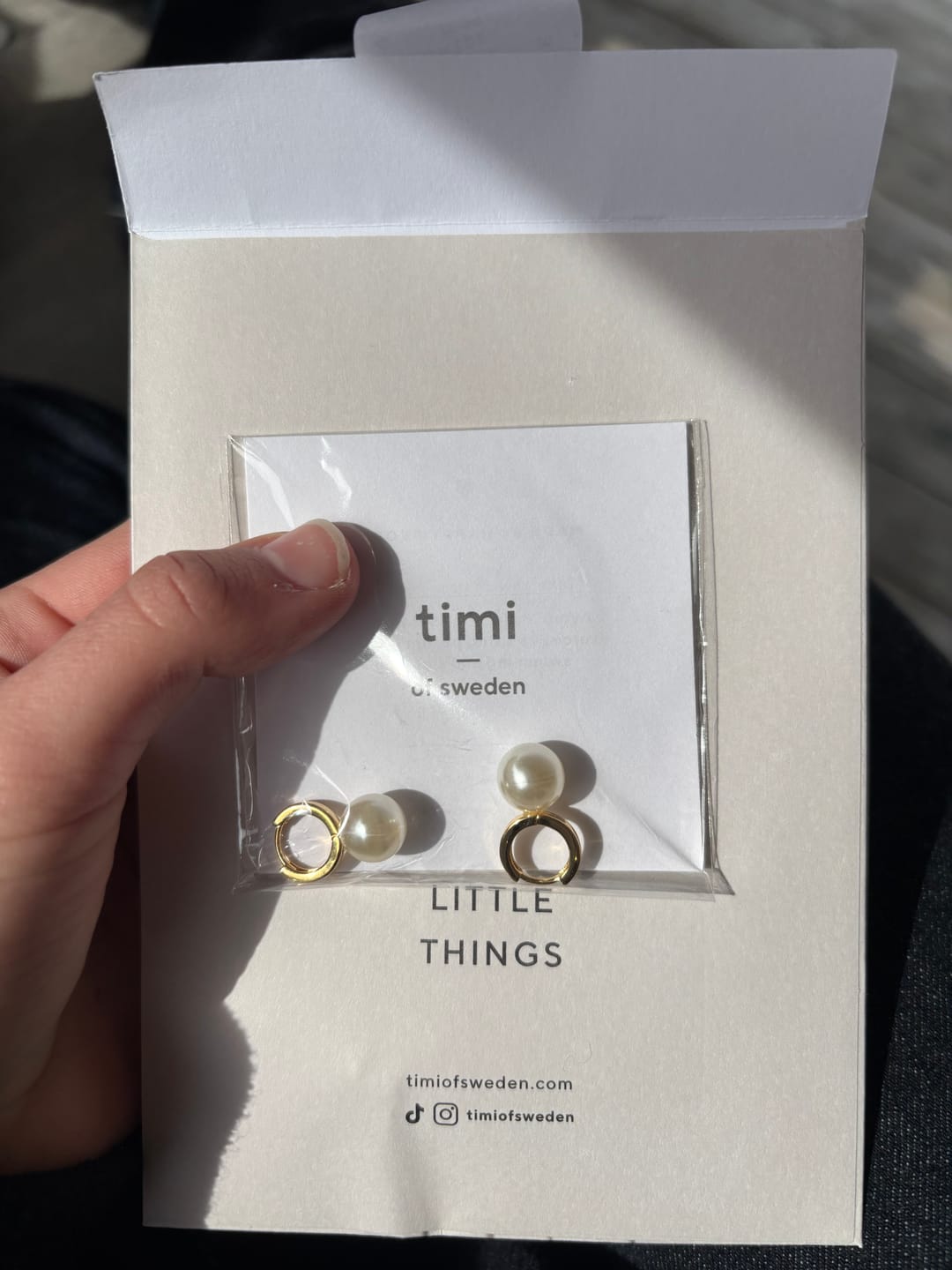 Customer photo review of Essie - Pearl Hoop Earrings