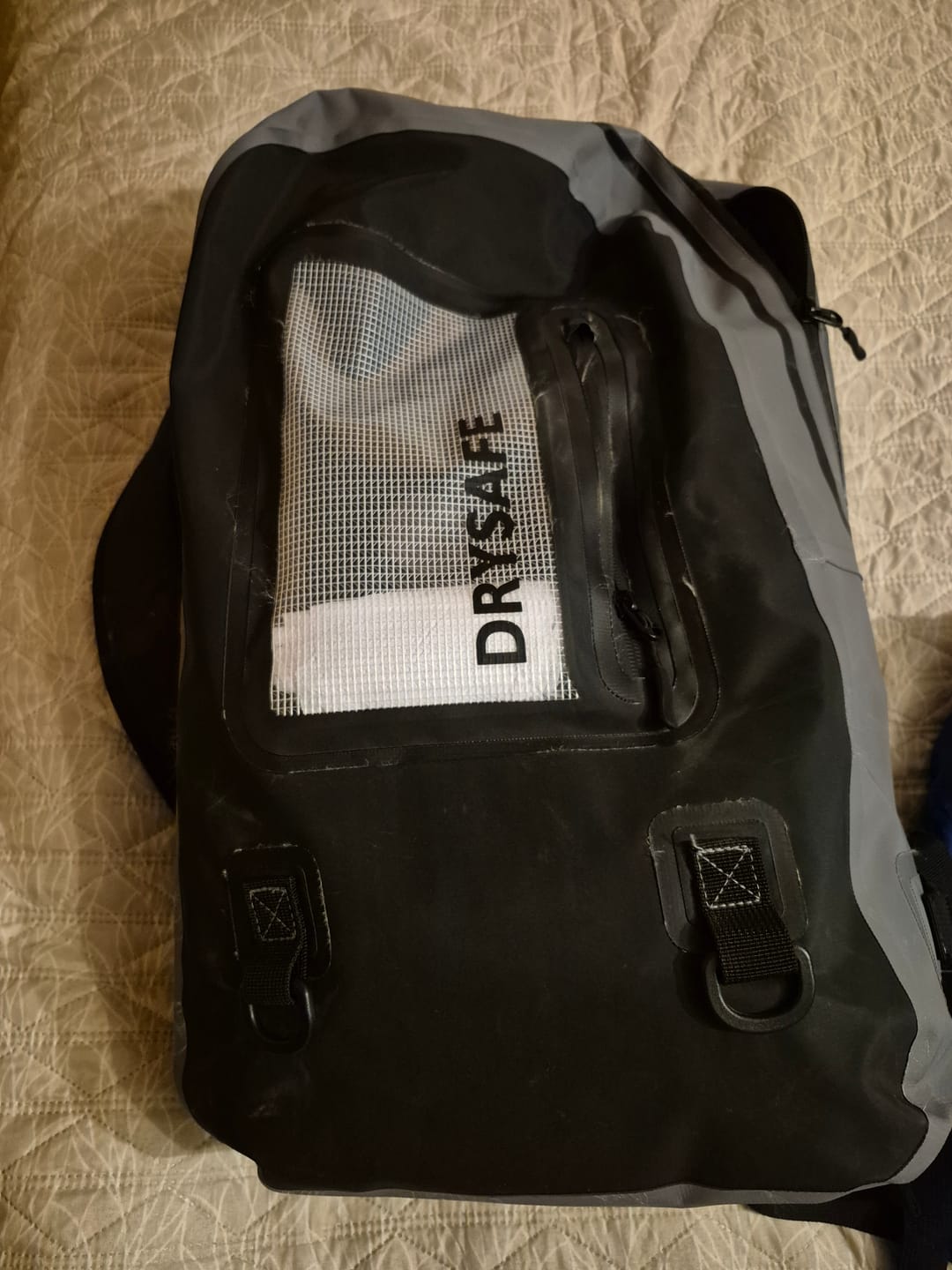 Customer photo review of Mochila Outdoor PUKEM 20 Lts c/porta notebook DRYSAFE  Gris