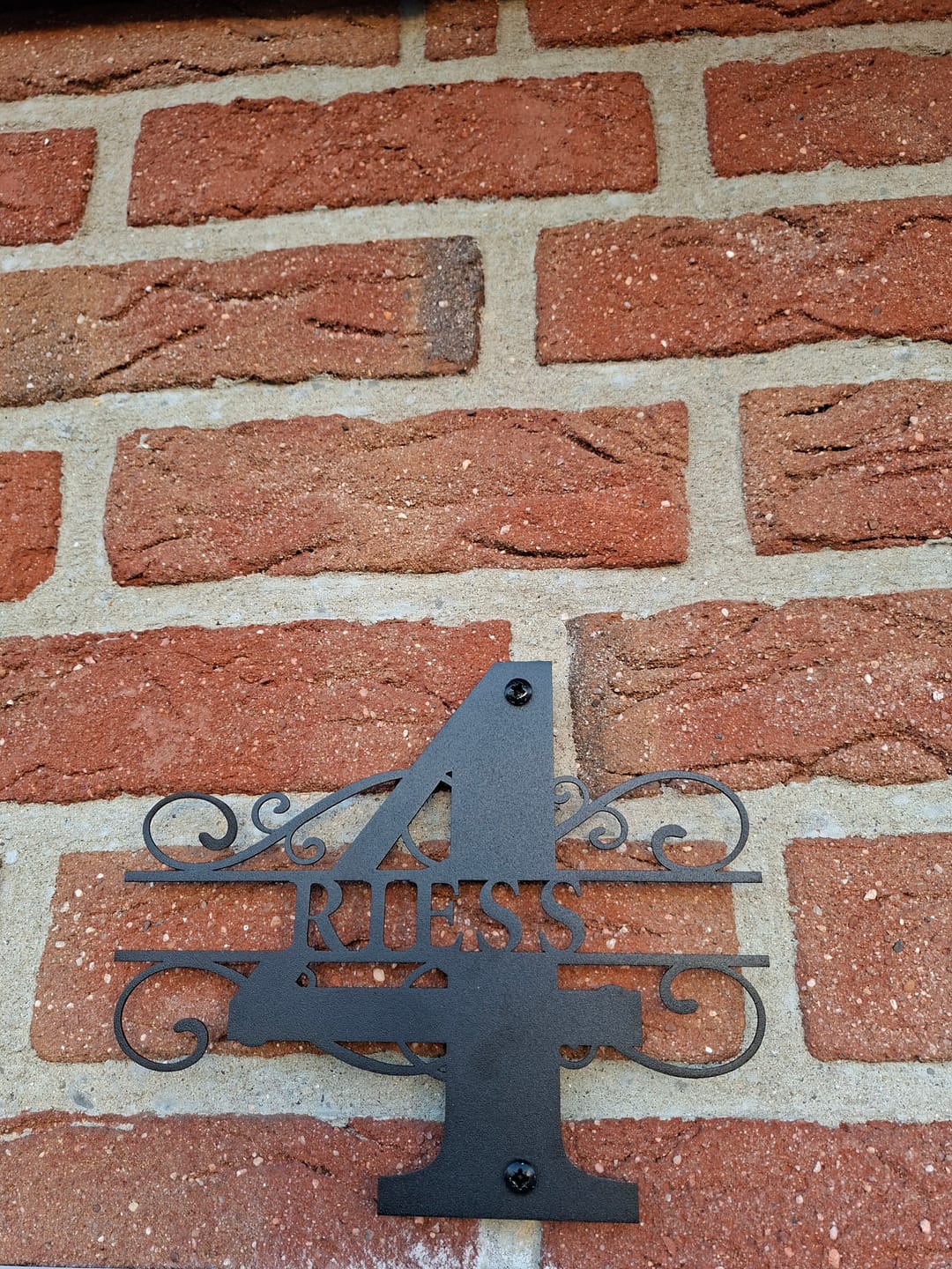 Customer photo review of Hausnummer-Türschild Ornamental Style mit Familiennamen (personalisierbar)