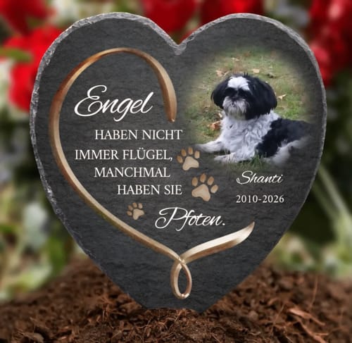 Kundenfoto eines personalisierten Schieferherzens, das als Andenken für einen Hund mit Foto und Spruch im Freien aufgestellt wurde.