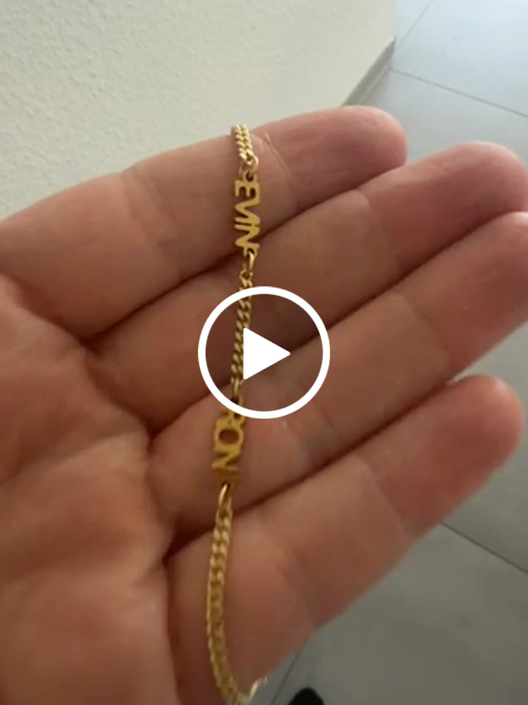 Customer video review of Personalisiertes Namensarmband