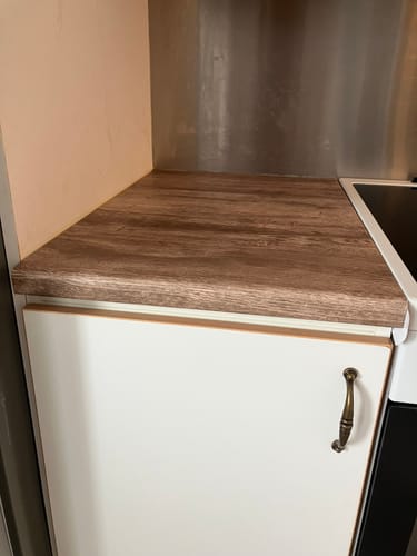 Anmelders ferdige resultat med Premium Old Wood kontaktplast på en kjøkkenbenk.