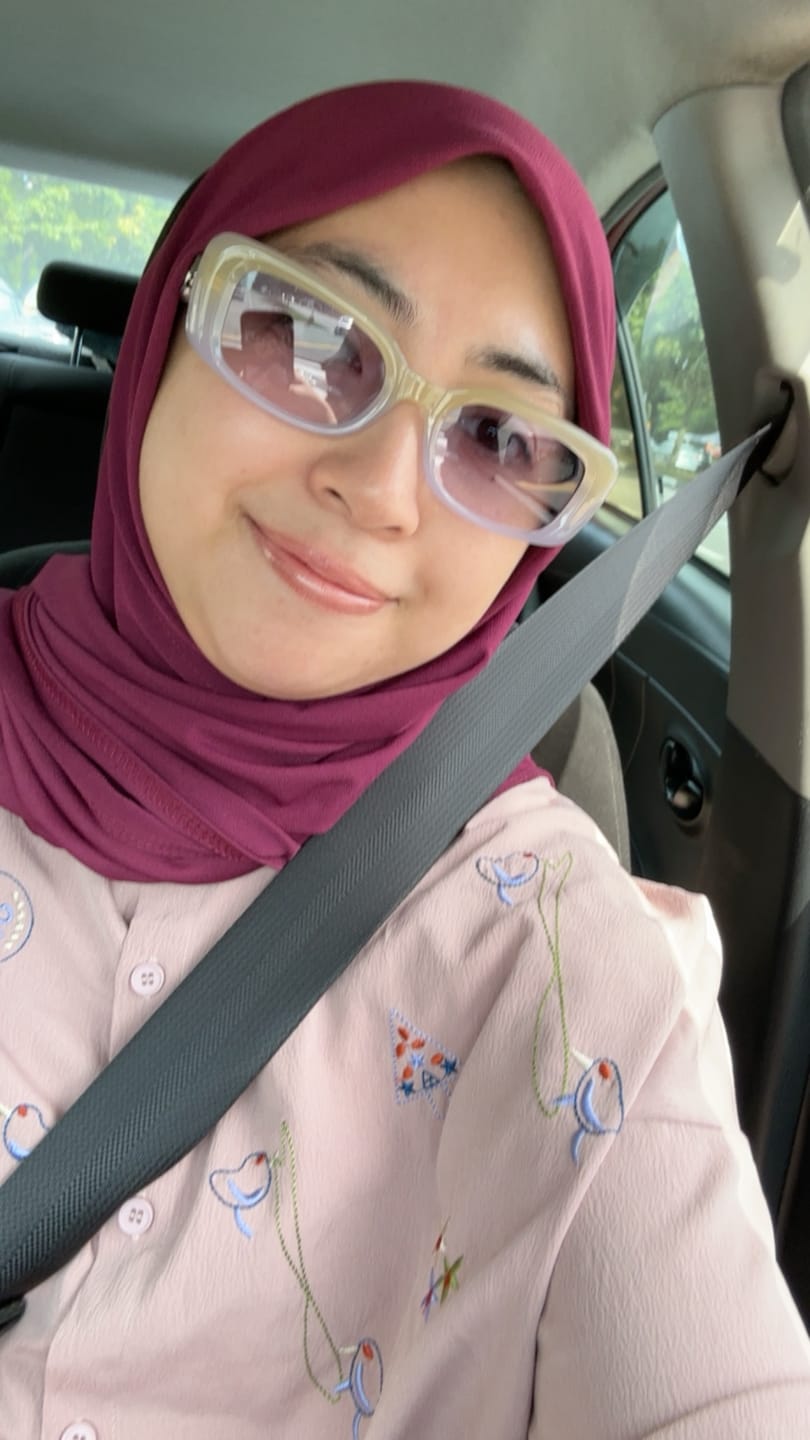 Customer photo review of Jenn Oval Framed Sunglasses