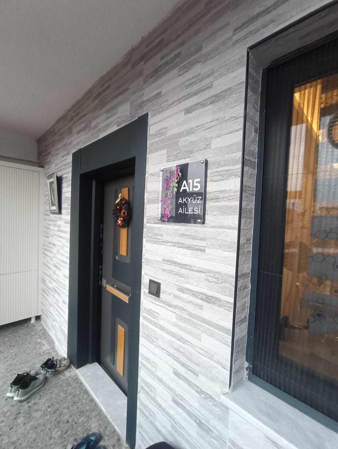 Customer photo review of Kişiye Özel Mor Sarmaşık Çiçekli Kapı İsimliği