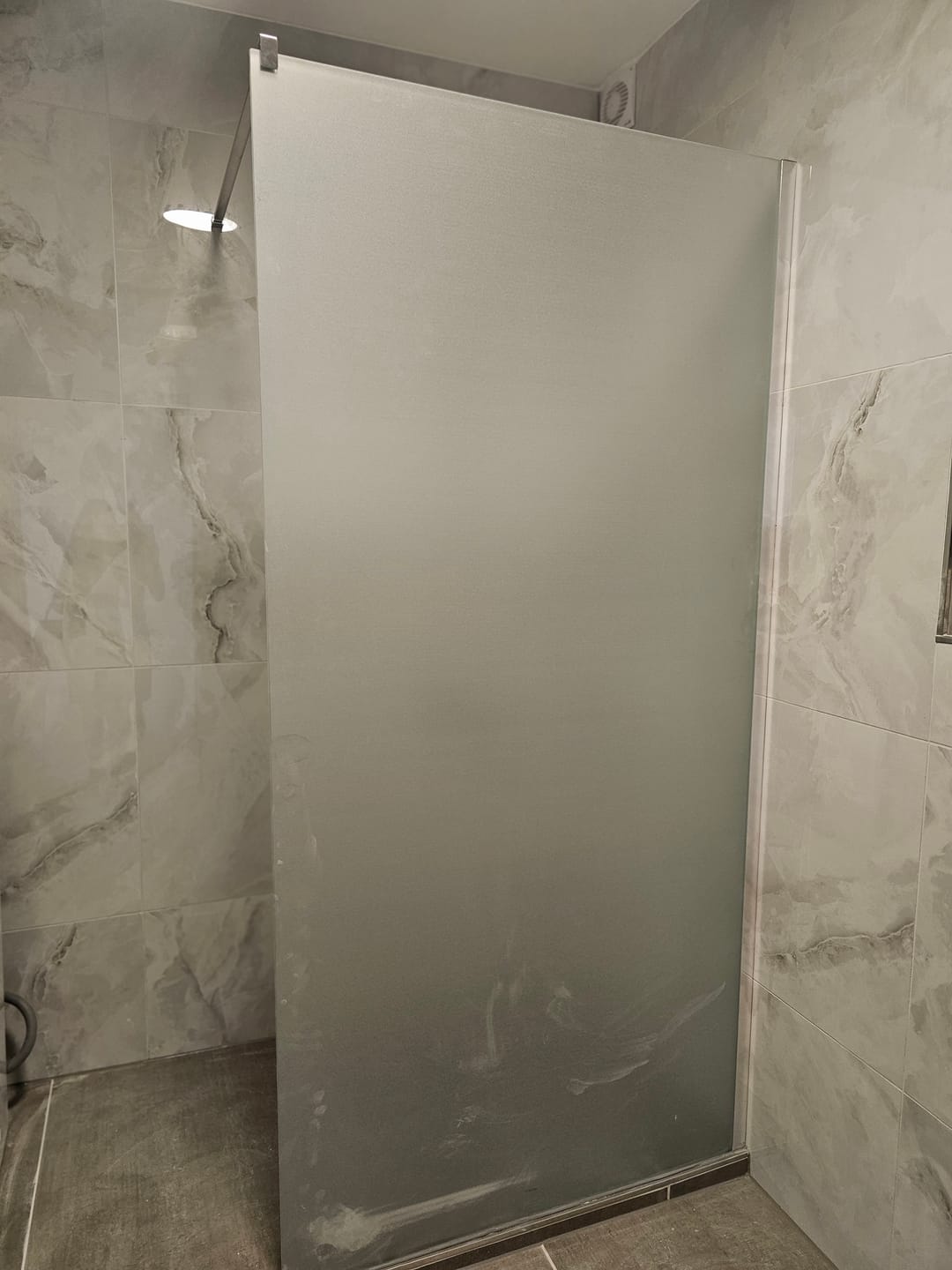 Customer photo review of SONNI Walk In Dusche Duschabtrennung Duschwand Nano Vollsatiniert ESG-Glas Glasstärke 8/10mm Breite 80-160cm