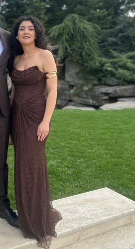 Customer photo review of Rochie Helen, lunga maro, cu corset decorat cu pietre, completat de mănuși elegante.