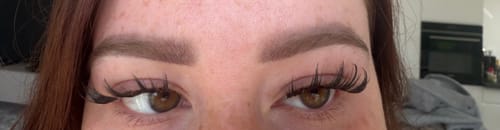 Kundin mit offenen Augen zeigt den ausdrucksstarken Foxy-Eye-Look des STARTER KITS.