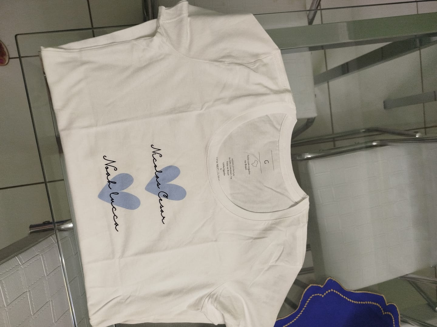 Customer photo review of Camiseta Personalizada - CORAÇÕES E NOMES (Até 5 nomes) - 100% Algodão