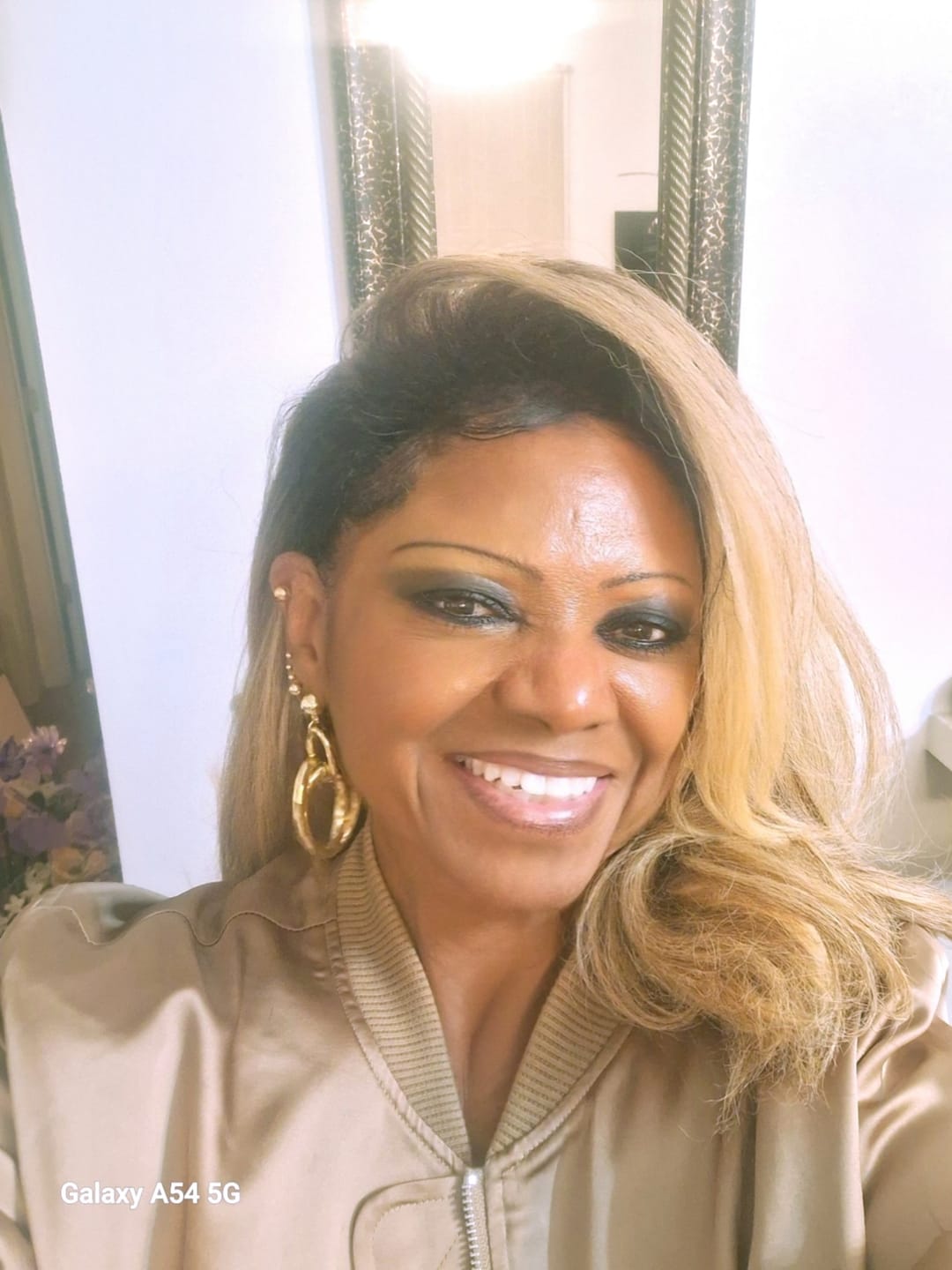 Customer photo review of Outre Neesha Soft & Natural Lace Front Wig - NEESHA 201