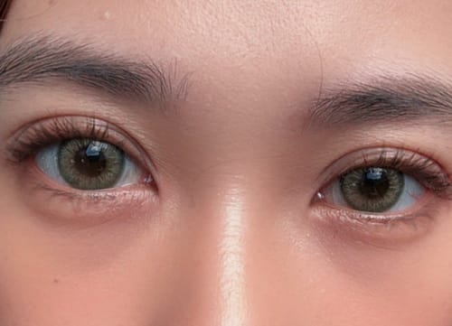 Close-up of a reviewer's eyes wearing the soft Exo Color Hanni Olive lenses, blending naturally with their eye color.
