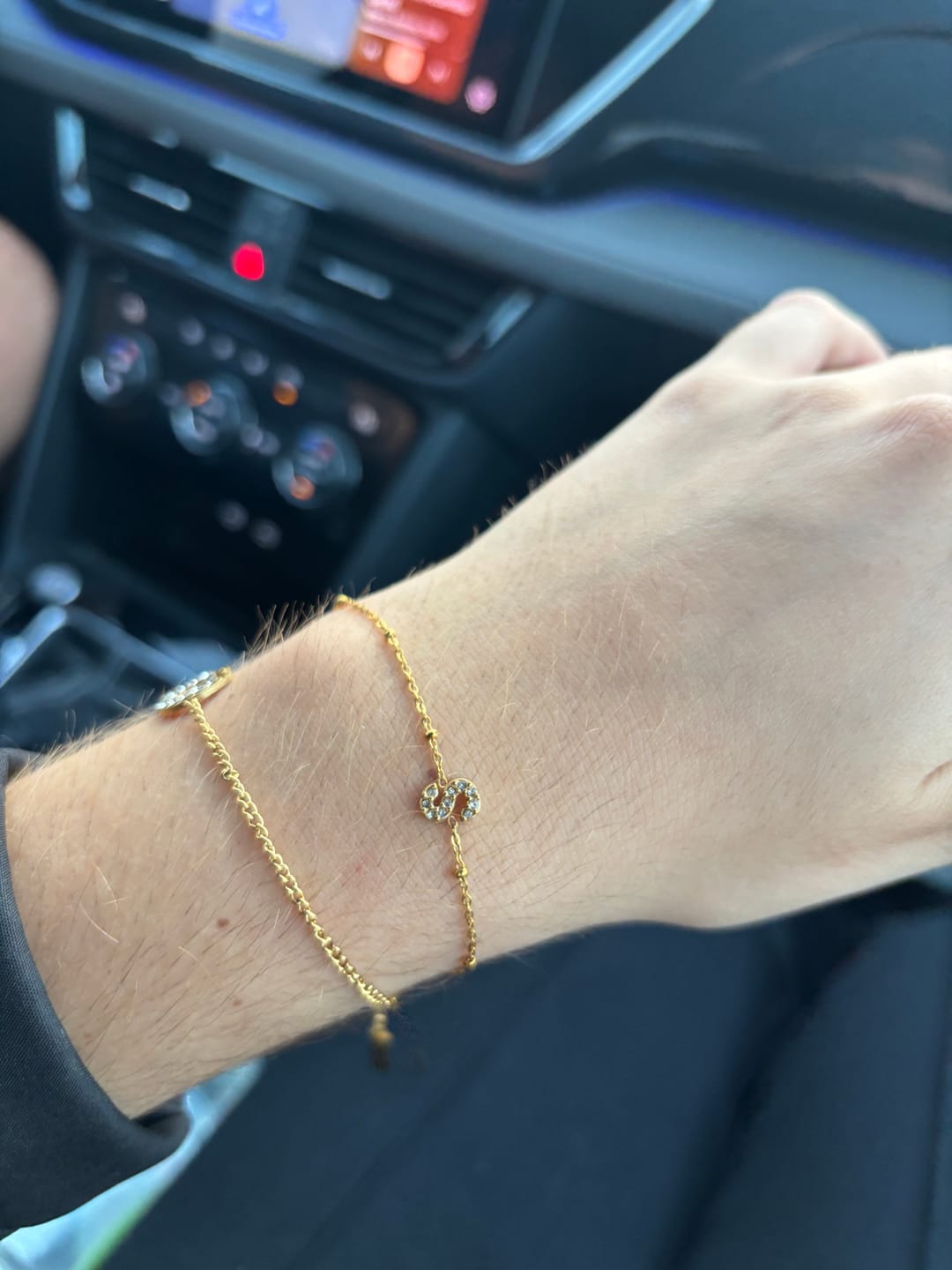 Customer photo review of Pulsera Dorada Bolitas Inicial Con Zirconias