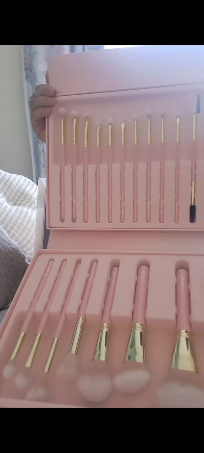 Customer photo review of Manifest The Magic Makeup Set