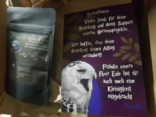 Kundenfoto der Verpackung mit einer Dankeskarte und einer kostenlosen Teeprobe in einer Schachtel.