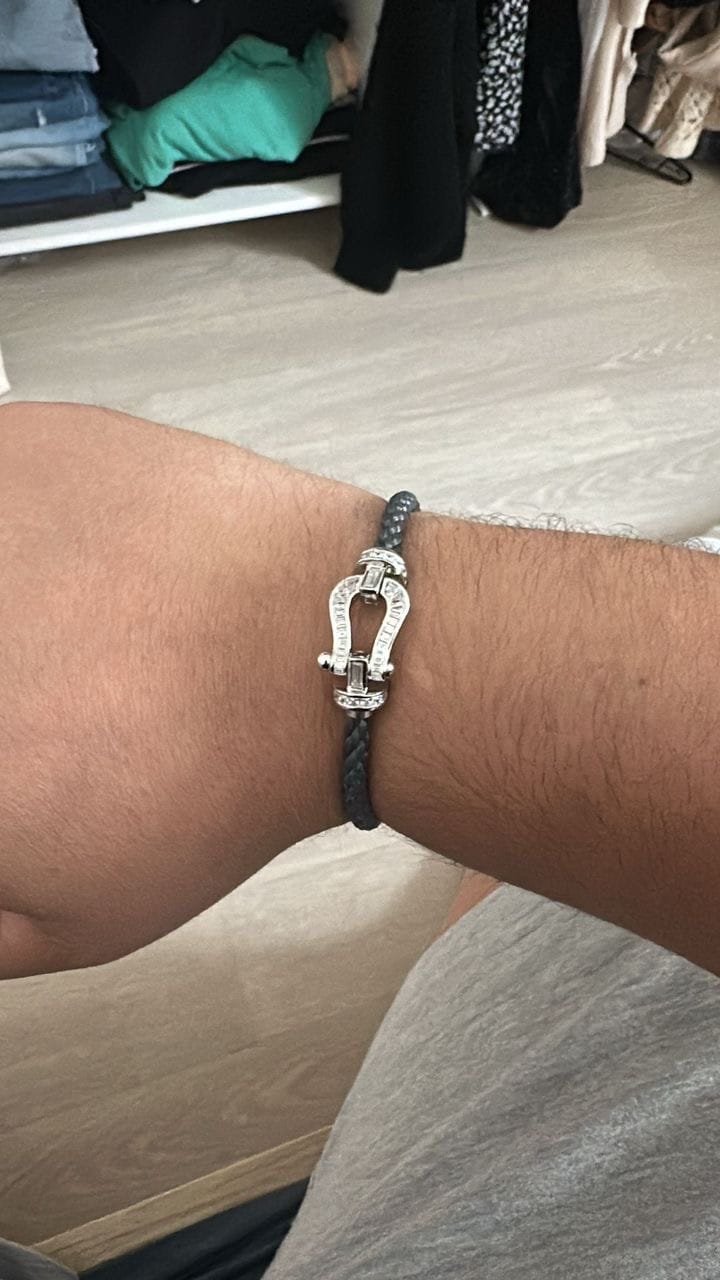 Customer photo review of צמיד יוקרתי עם רצועת חבל אפורה ואבזם כסוף משובץ קריסטלים נוצצים