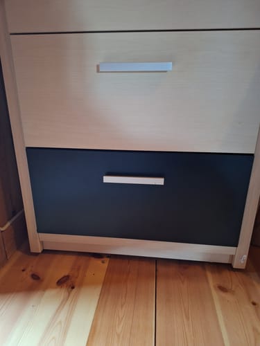 En kunde viser en kommode der den nederste skuffen er dekket med Uni Matt sort kontaktplast.