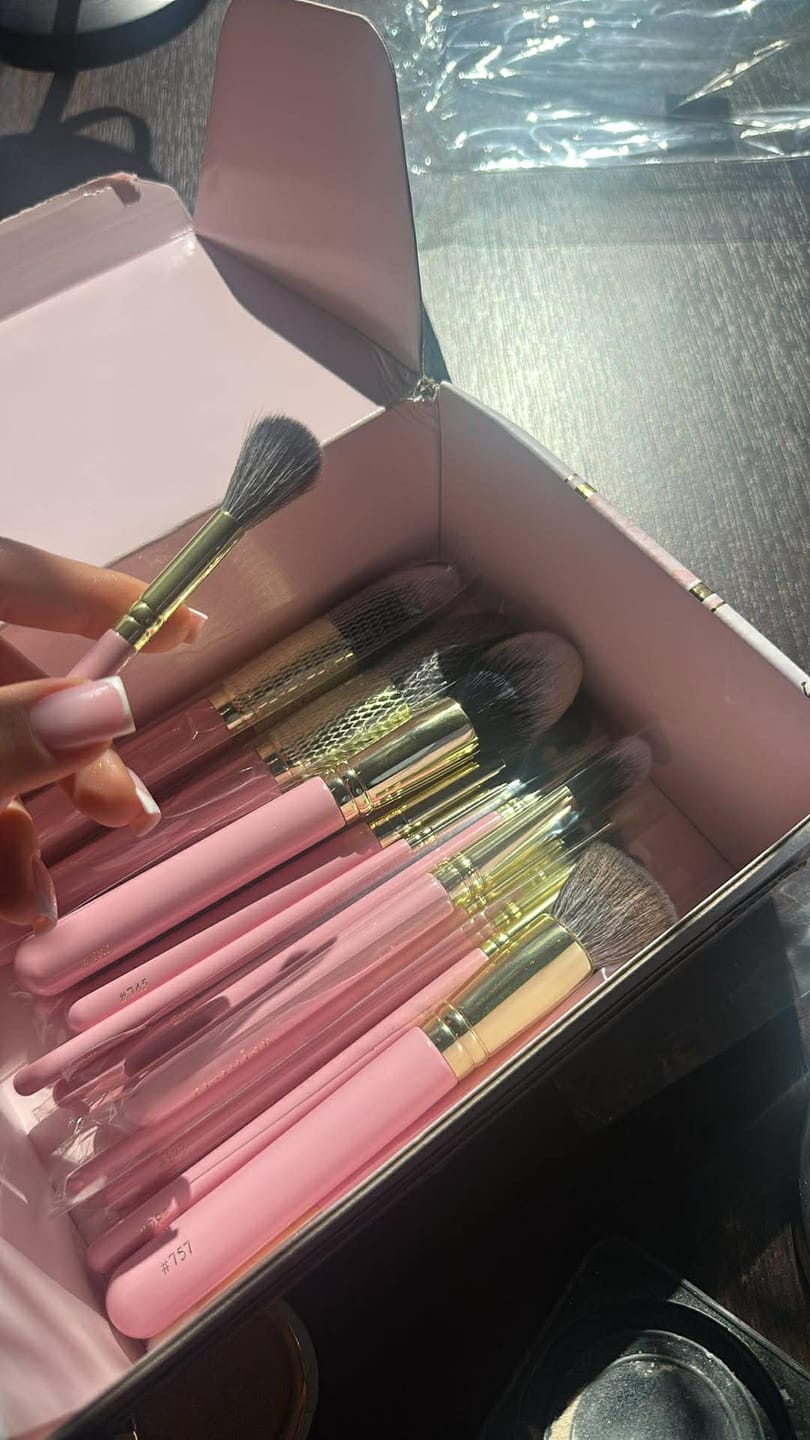 Customer photo review of P. Louise 20 Piece Makeup Brush Bundle