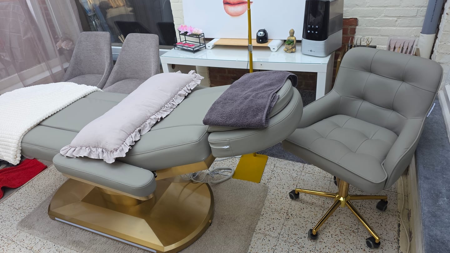 Customer photo review of Manufakturo Étoile Deep Ash The Complete Studio Set - Beauty Bed, Chair, Moonlight & Trolley