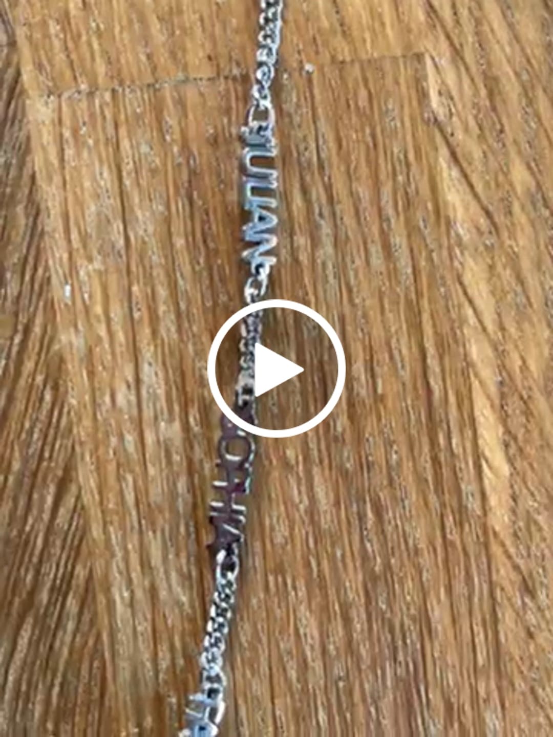 Customer video review of Personalisiertes Namensarmband