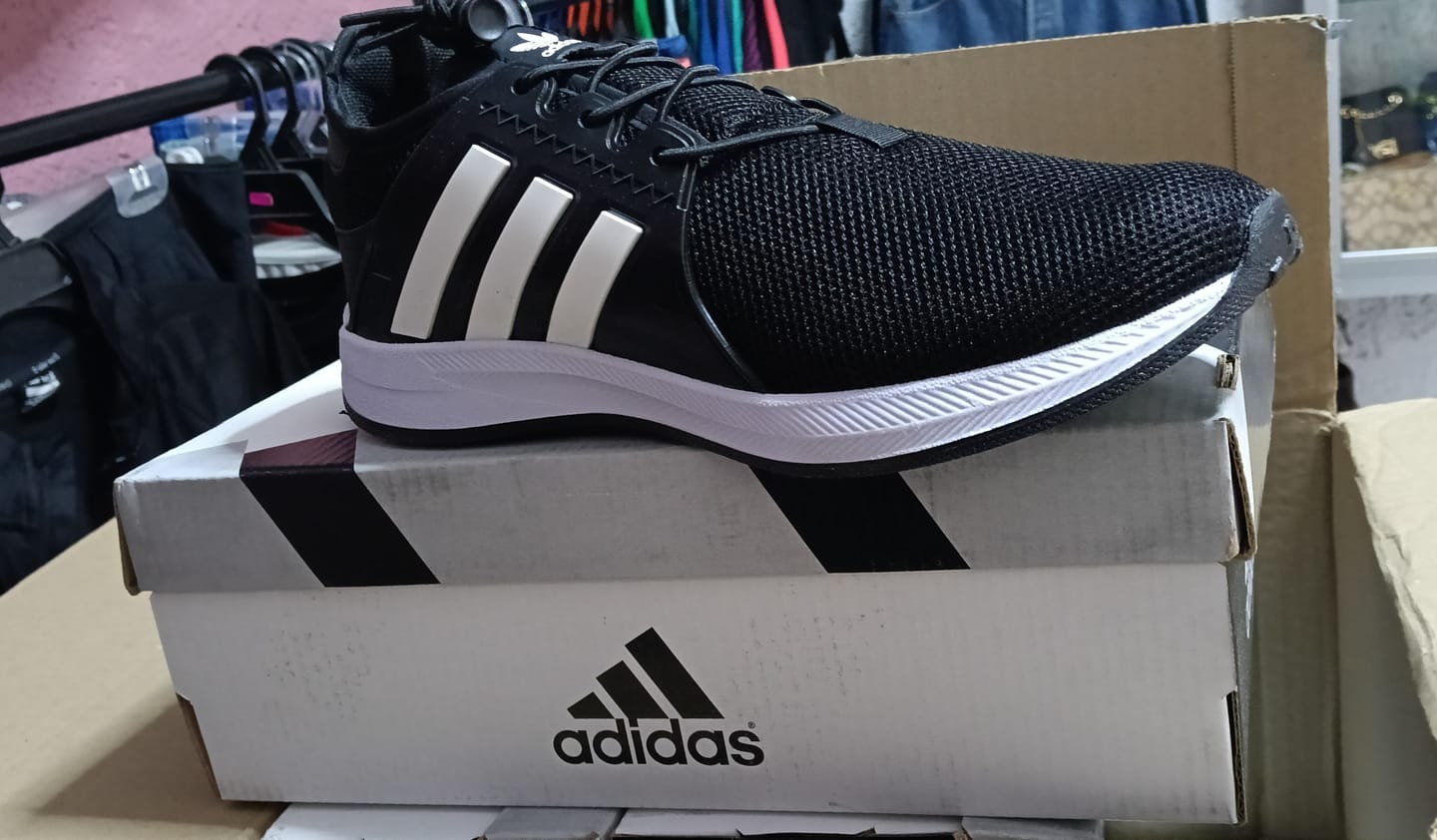 Customer photo review of Paq 6 Pares Tenis 018 Negro Blanco 25/28.5