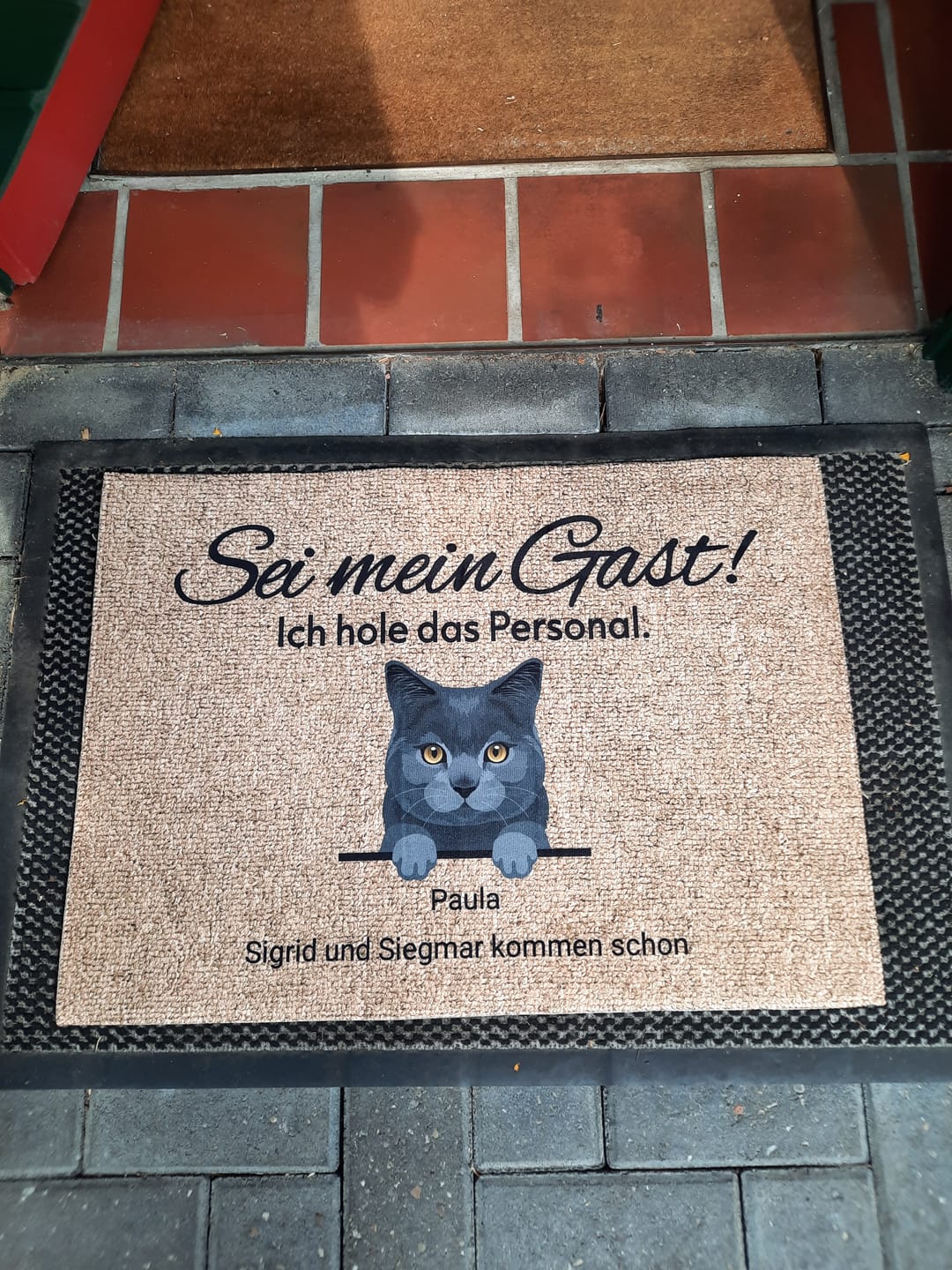 Customer photo review of Personalisierte Fußmatte - Katzen holen ihr Personal