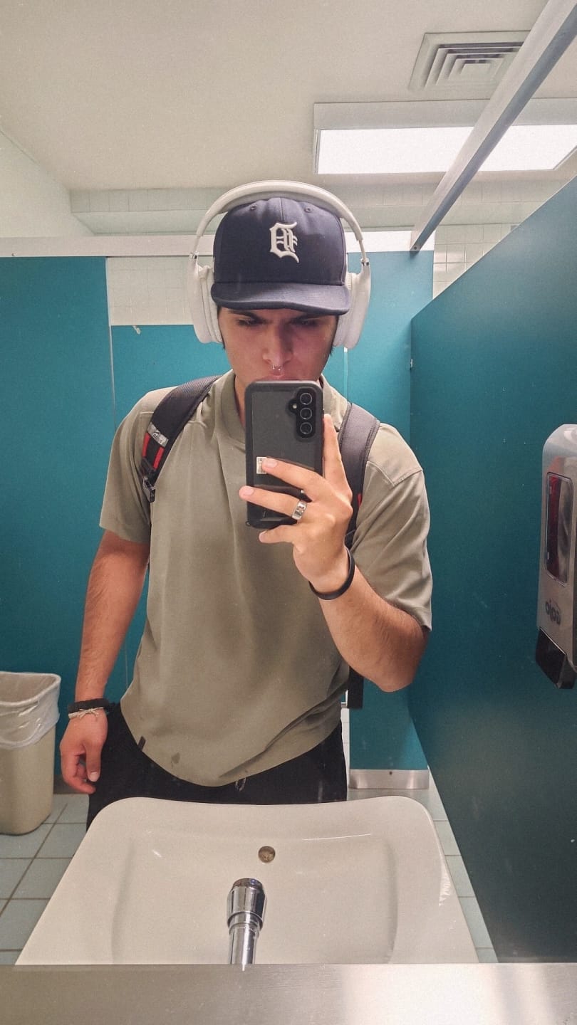 Customer photo review of 4196 - V-Neck Soft Tees