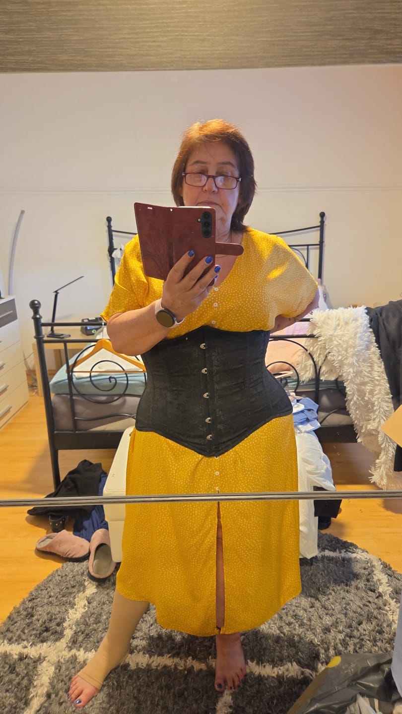 Customer photo review of SiaLinda: Unterbrust Korsett Nicola, Brokat schwarz, extra lang geschnitten