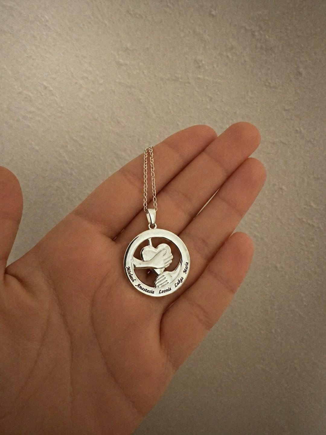 Customer photo review of Umarmendes Herz – Namenskette