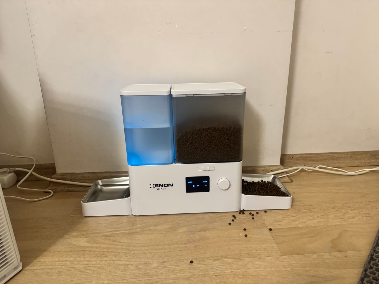 Customer photo review of Otomatik Mama ve Su Kabı | Akıllı 2 in 1 Besleyici, WiFi, Çelik Kase, 3.5L/2L, Sessiz Sifon (X8616)