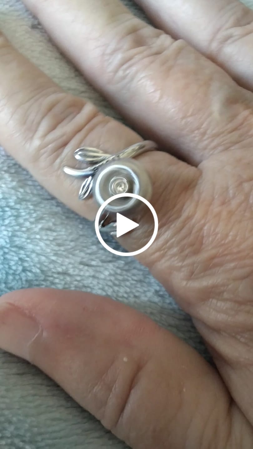 Customer video review of Personalized Birth Flower Fidget Spinner Ring - Mother's Day Gifts