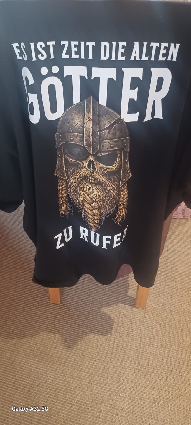 Customer photo review of ES IST ZEIT DIE ALTEN GÖTTER ZU RUFEN Unisex Premium Shirt