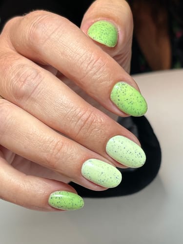 Customer photo review of Esmalte semipermanente Macarons - Avocado Dicaprio - Libre de HEMA y TPO | Didier Lab - 10ml