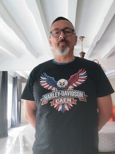 Un client porte le T-shirt Aigle HDC noir, montrant le grand motif d'aigle sur la poitrine.