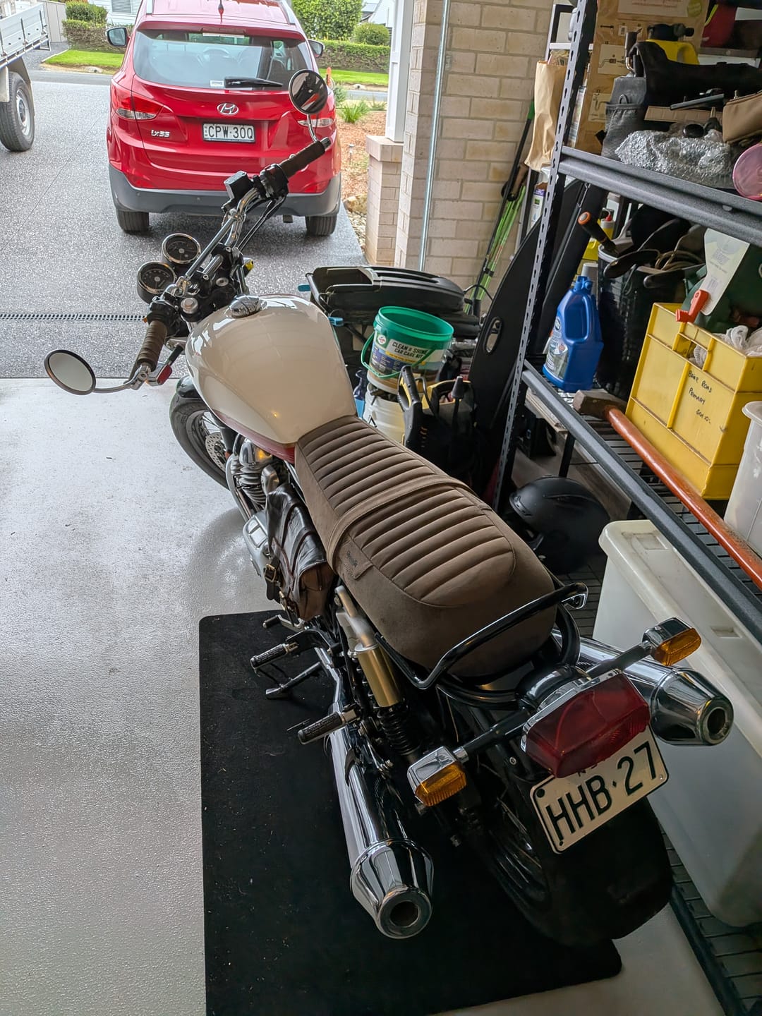 Customer photo review of touring leather seat crafted to fit royal enfield interceptor 650 / gt 650