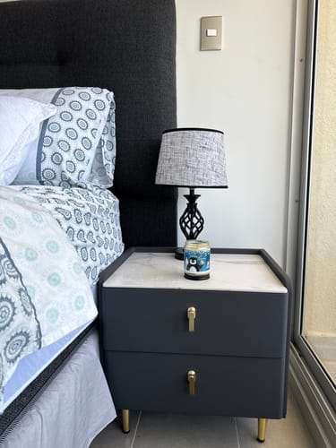 Customer photo review of Velador Moderno 2 Cajones con Patas Doradas Mesa de Noche de Lujo para Dormitorio