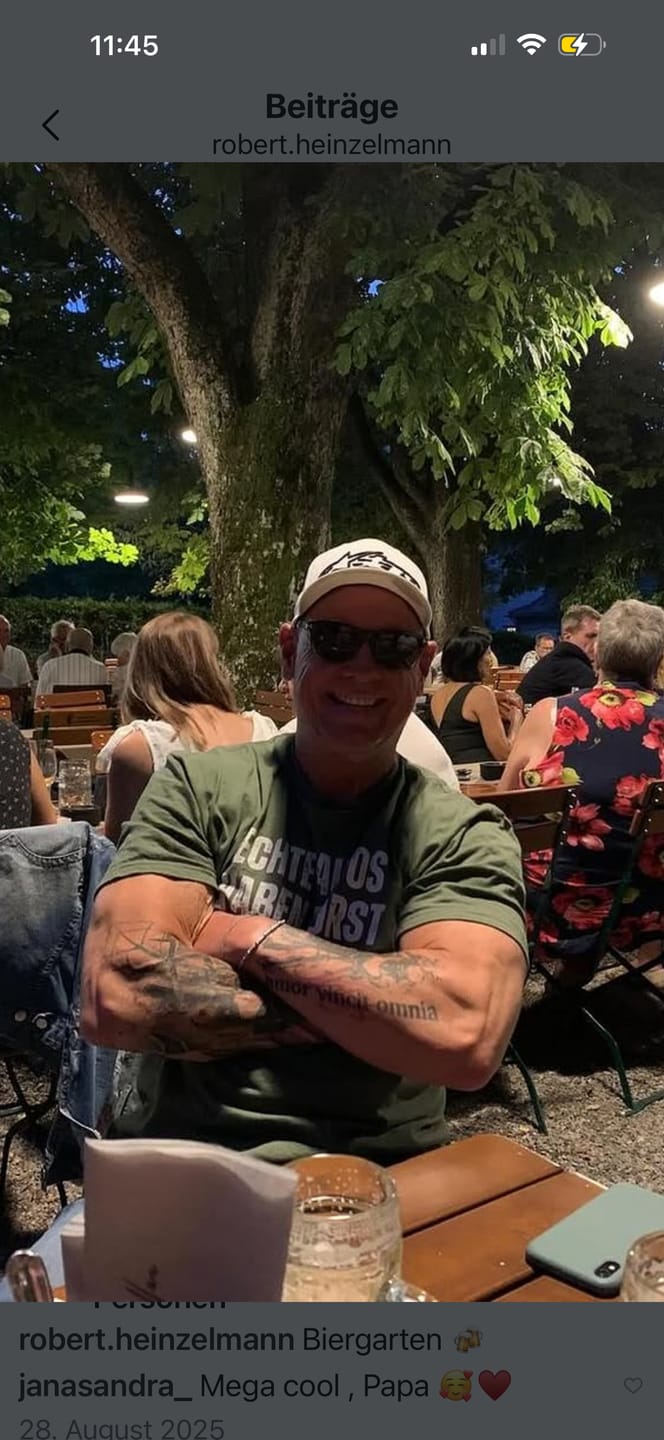 Customer photo review of Dummheit T-Shirt