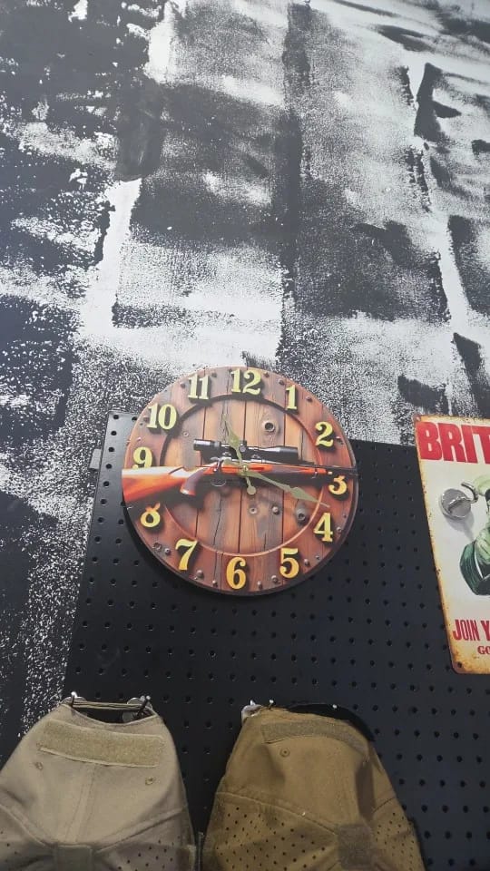 Customer photo review of Winchester Rifle – horloge murale ronde et silencieuse en bois, adaptée au salon, au bureau, une salle d'étude, une chambre à coucher ou une décoration de la maison