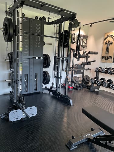 Kunde zeigt die schwarze KSK Multipresse, aufgebaut in einem geräumigen und gut beleuchteten Home-Gym.