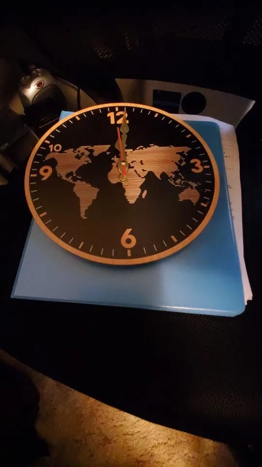 Customer photo review of Horloge murale suspendue silencieuse ronde en bois sur le thème de la carte du monde, adaptée au salon, au bureau, une salle d'étude, une chambre à coucher ou une décoration de la maison