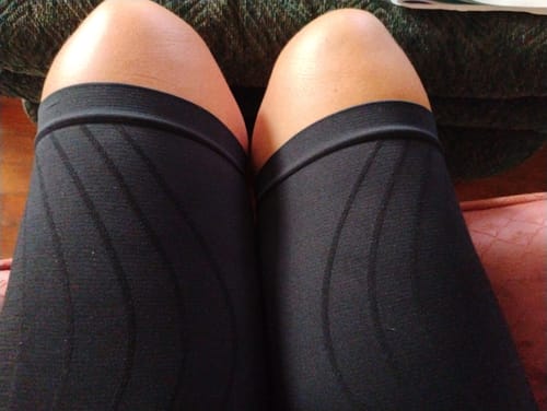 Customer's close-up of the black Anti-Cellulite Short Leggings, showing the textured, wavy pattern on the thighs.