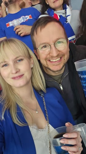 Kundin trägt die natürlich wirkenden LIKE A LADY Wimpern bei einer Veranstaltung.
