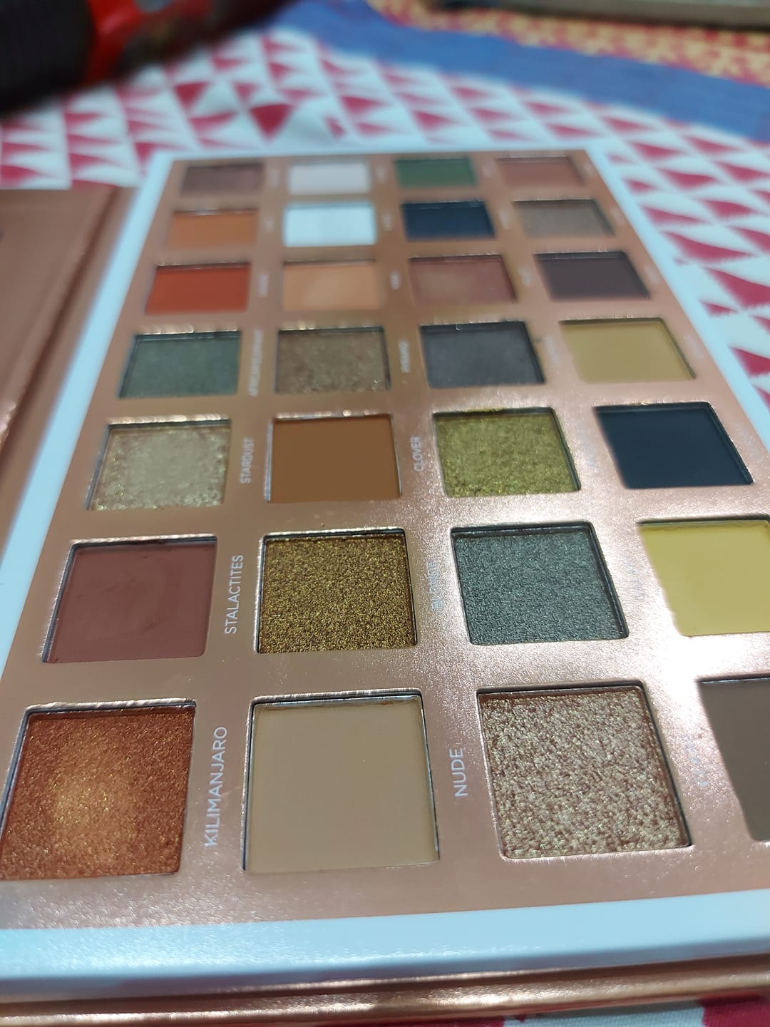 Customer photo review of O.TWO.O EYE ESSENCE PALETTE (28 COLORS EYESHADOW)