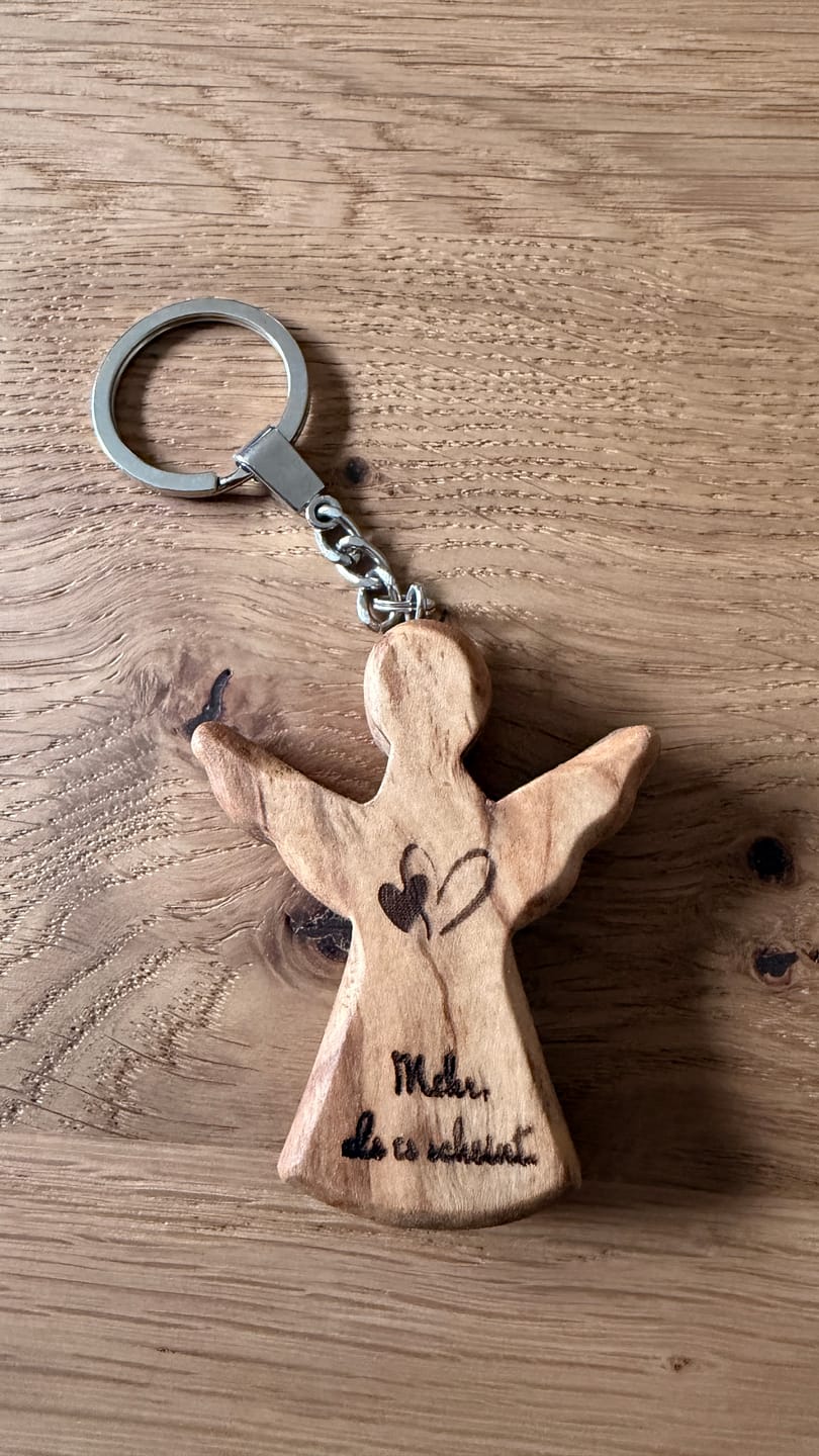 Customer photo review of Schlüsselanhänger Engel 5 cm aus Olivenholz mit 2-seitige Gravur personalisierbar